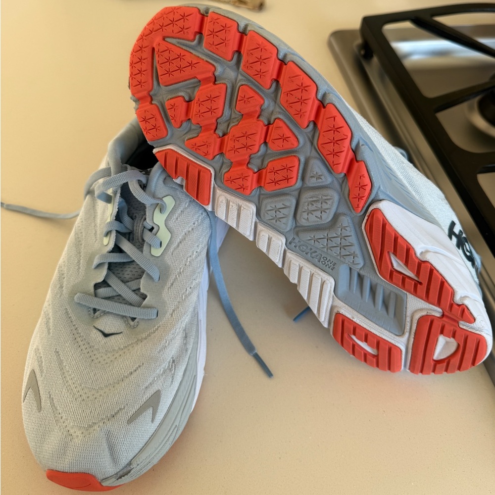 Hoka Light Gray Arahi 6 Running Shoes